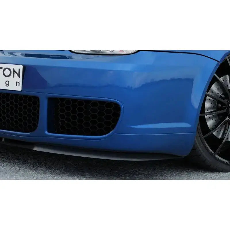 Front splitter på VW Golf IV R32 med sort bikubemønstret grill og lav frontleppe.