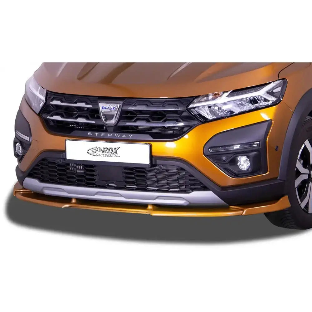 Frontspoiler Dacia Sandero 3 Stepway med sorte og sølv detaljer, sett forfra i halvprofil.