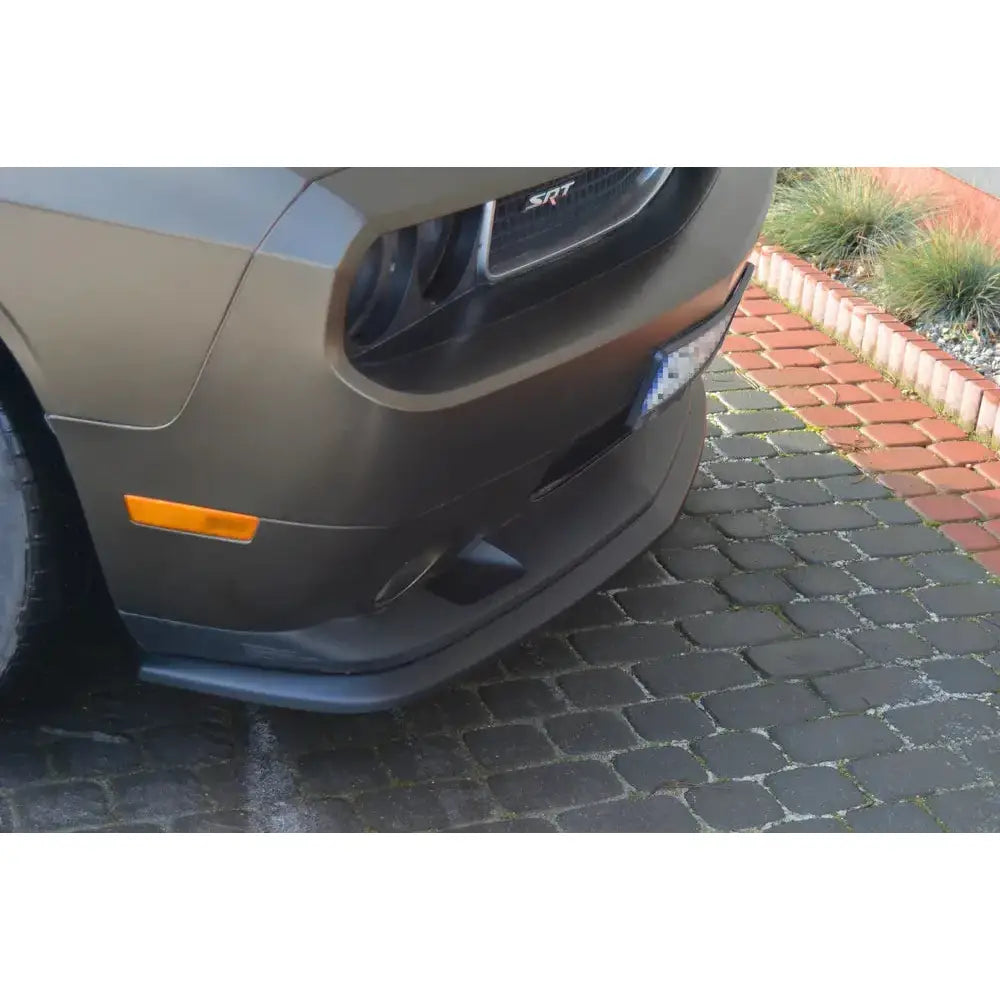 Frontleppe til Dodge Challenger Mk3 Srt8 Coupe i matt svart plast med detaljer ved grill og blinklys.