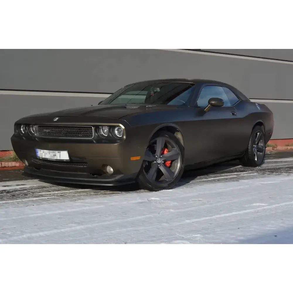 Frontspoiler på Dodge Challenger Mk3 Srt8 Coupe med matt sort finish og røde bremsecalipere.