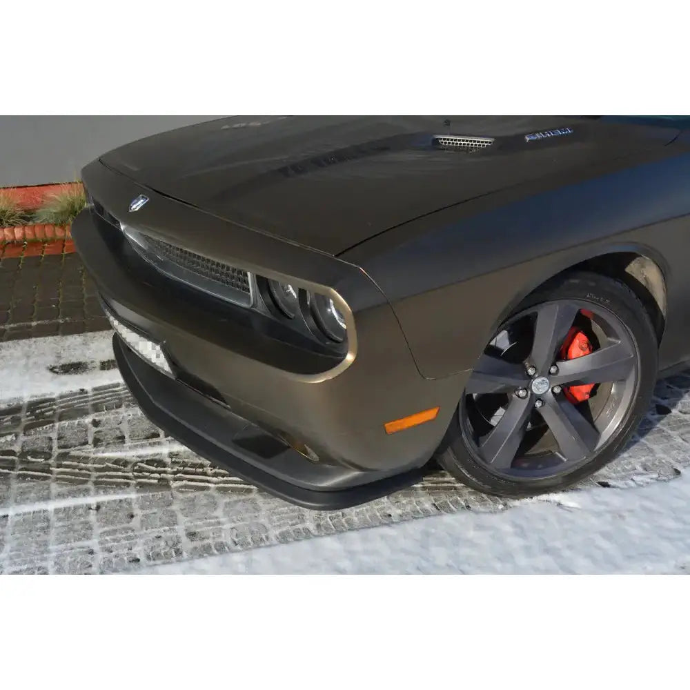 Spoiler på Dodge Challenger Mk3 Srt8 Coupe i matt svart, synlig forfra med røde bremsecalipere.
