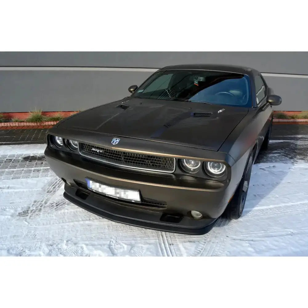 Front splitter på Dodge Challenger Mk3 Srt8 Coupe, sort matt finish, sett forfra på snødekt bakke.