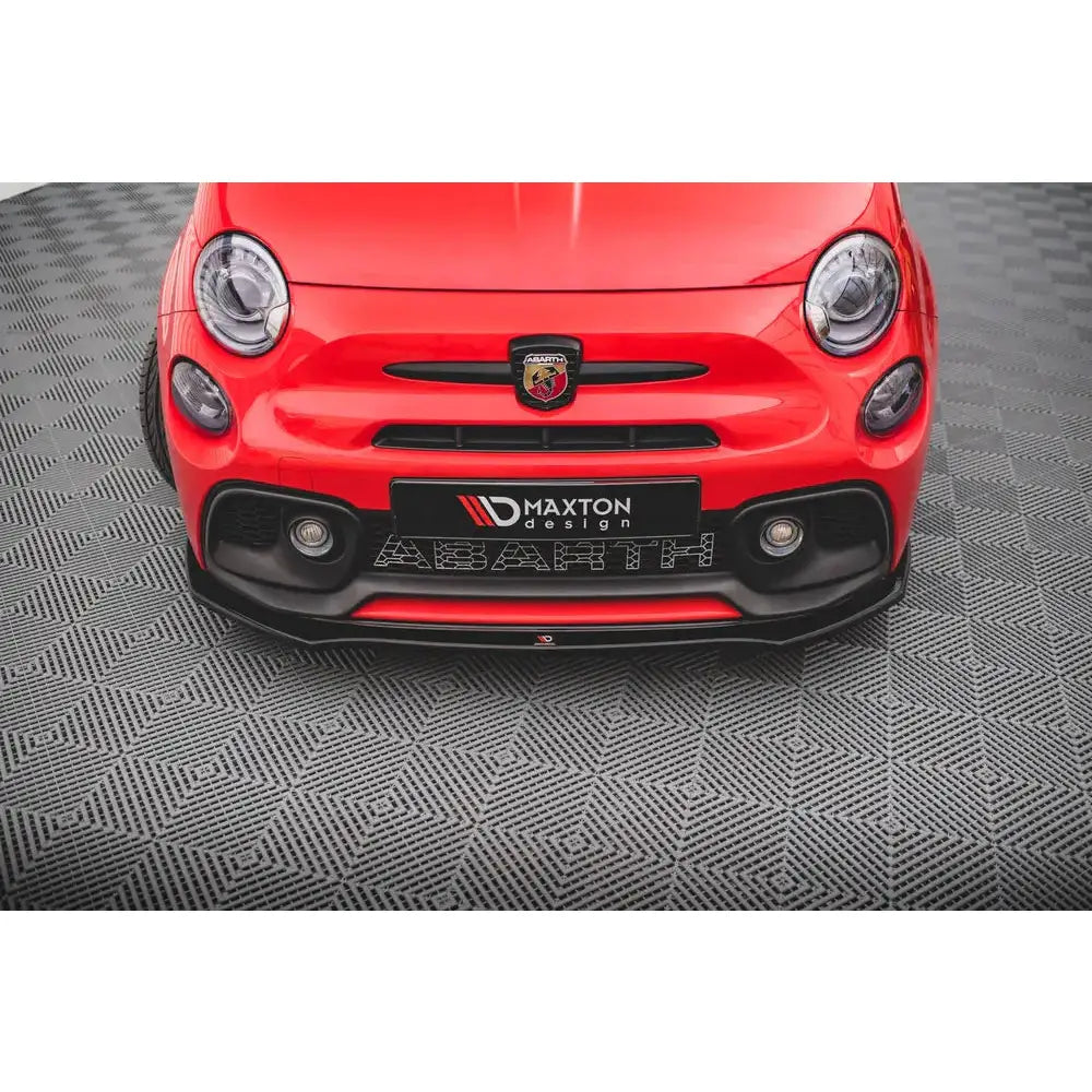 Spoiler til Fiat 500 Abarth Mk1 Facelift, svart frontsplitter på rød bil sett forfra med Abarth-emblem.