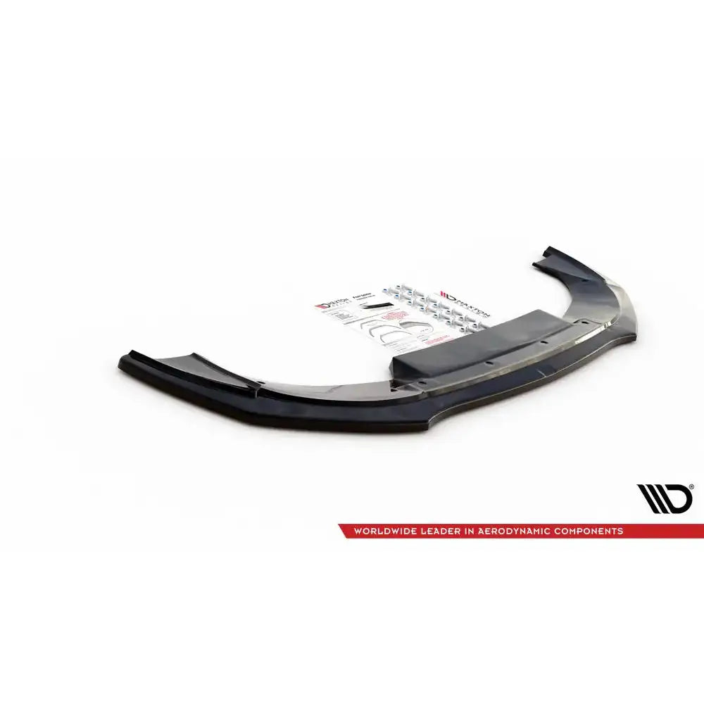 Front splitter til Fiat 500 Abarth Mk1 Facelift, svart plastdel sett skrått forfra med festeskruer og anvisning.