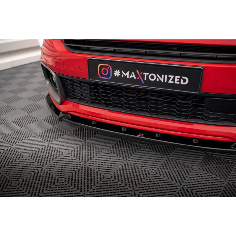 Front lip på Fiat 500X Sport Mk1 Facelift med sort splitter og svart grill, fotografert forfra.