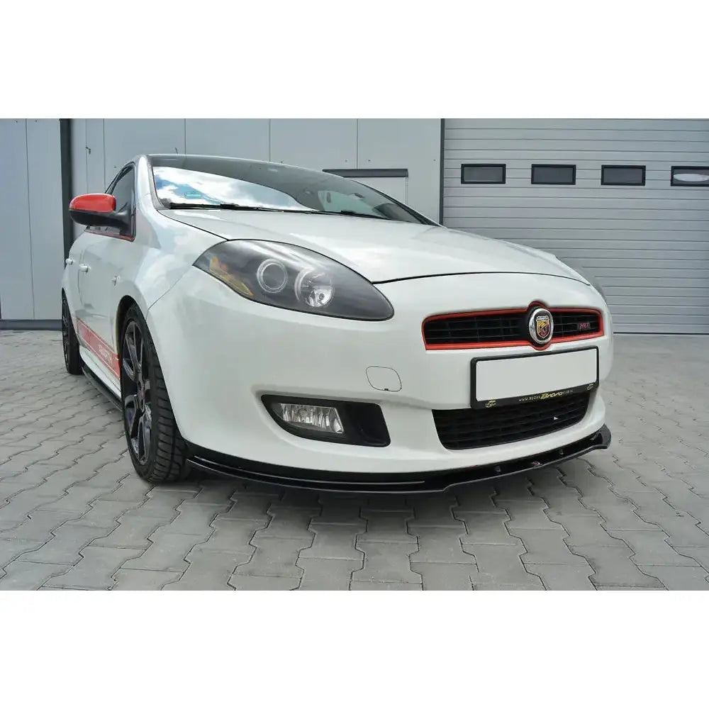 Front lip på Fiat Bravo Mk 2 Sport med svarte og røde detaljer, sett forfra og fra venstre side.