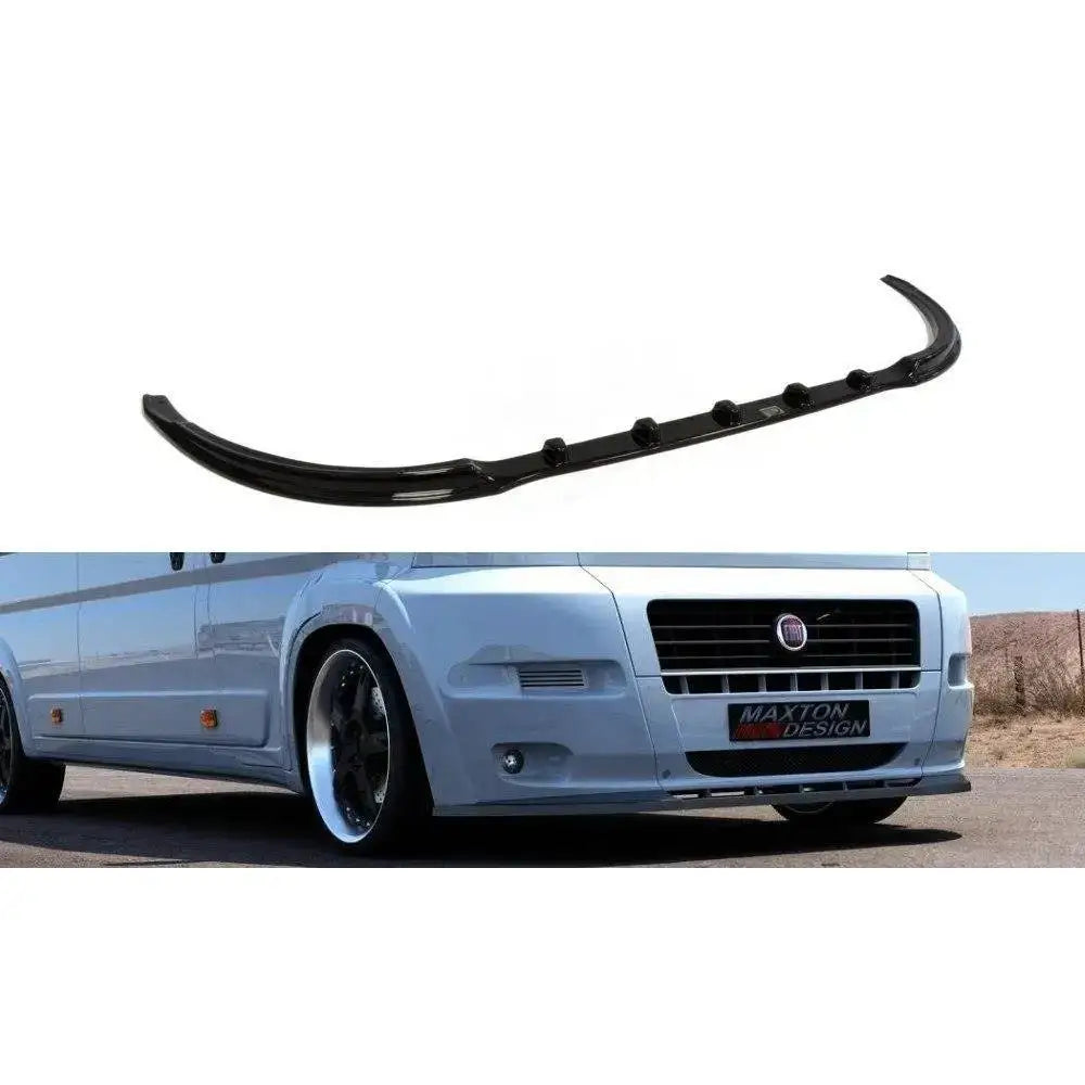 Frontspoiler til Fiat Ducato III i sort blank plast vist i profil og montert på hvit varebil.