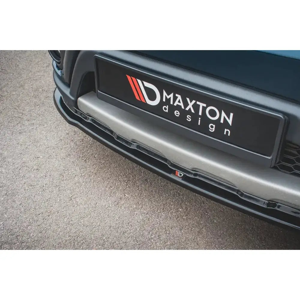 Front splitter til Fiat Freemont i svart plast med Maxton Design-logo, montert under støtfangeren.