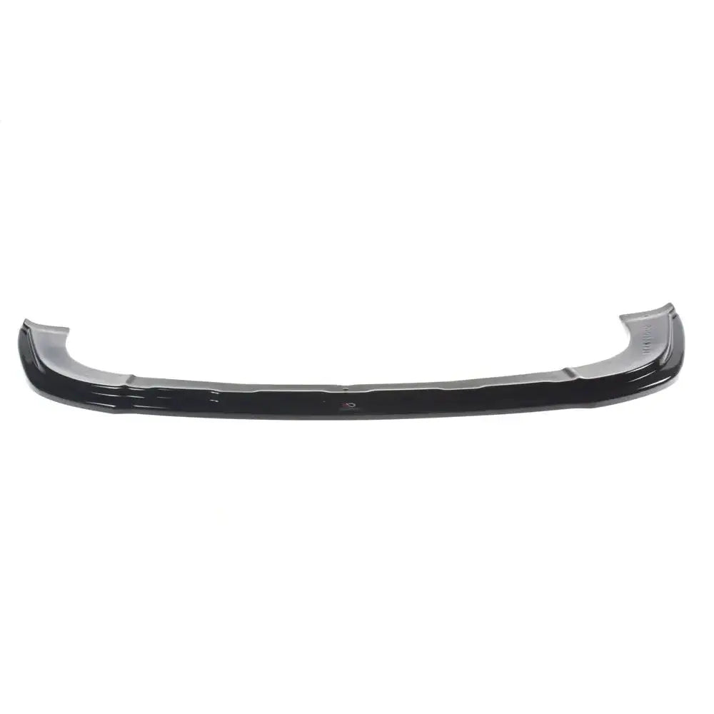 Front lip til Fiat Freemont, svart plastspoiler sett forfra med glatt, lysreflekterende overflate.