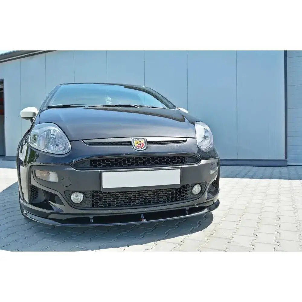 Frontleppe på Fiat Punto EVO Abarth, svart frontspoiler under grillen med runde tåkelys.