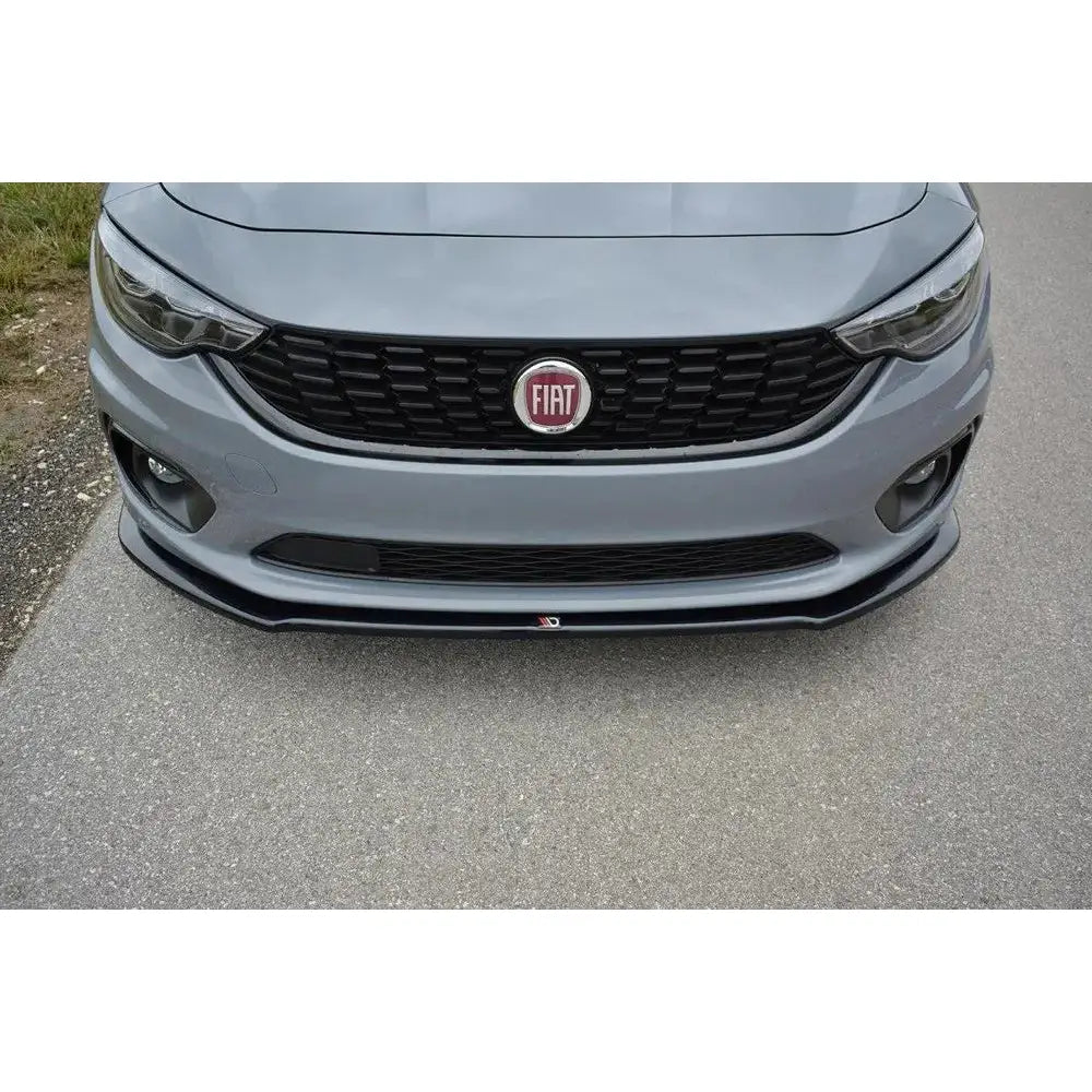 Frontspoiler Fiat Tipo S-Design montert på lysegrå bil med svart grill og mørk frontsplitter på asfalt.