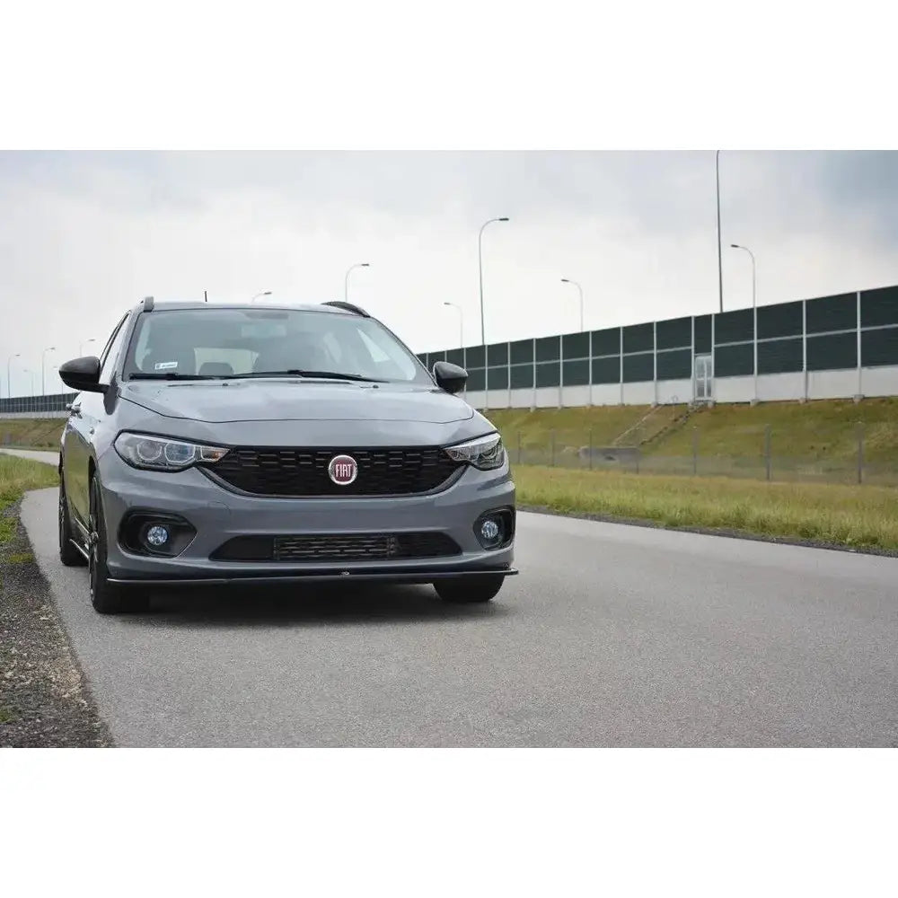 Frontleppe på Fiat Tipo S-Design sett forfra med svarte detaljer på grill og støtfanger.