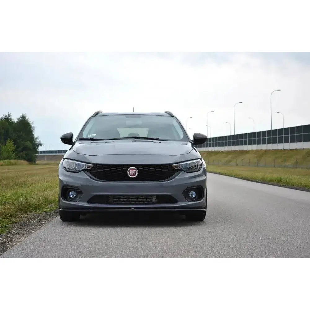 Spoiler på Fiat Tipo S-Design sett forfra med svart grill og logo, parkert på asfaltert vei.
