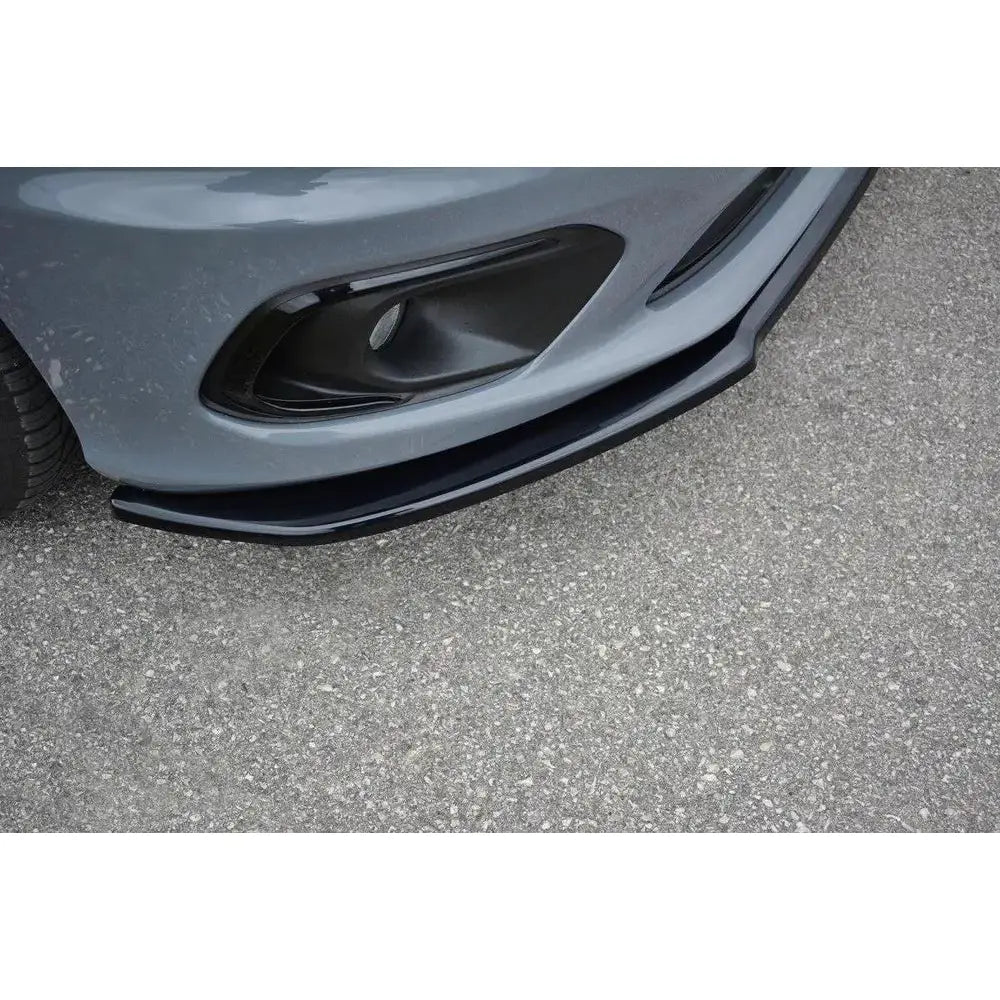 Front splitter påmontert Fiat Tipo S-Design, sort frontleppe sett fra siden mot asfalt.