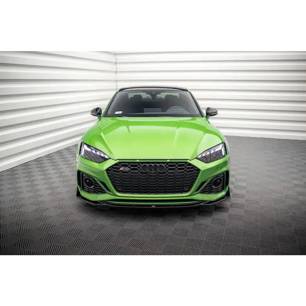 Frontleppe på Audi RS5 F5 Facelift med sort grill og LED-frontlykter, sett forfra innendørs.