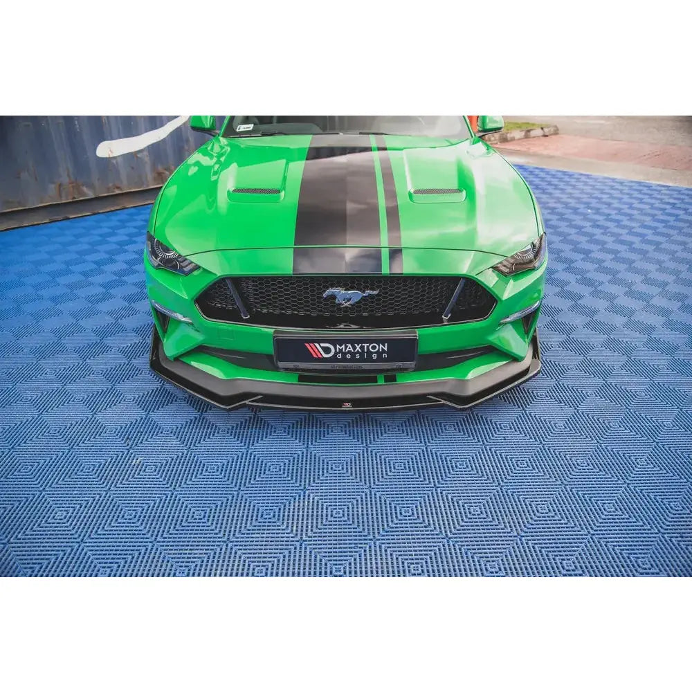Frontleppe på grønn Ford Mustang GT MK6 Facelift med svarte striper og Maxton Design-logo.