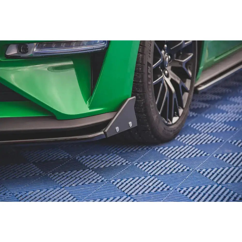 Spoiler til Ford Mustang GT MK6 Facelift, detaljbilde av sort frontsplitter mot blått underlag.