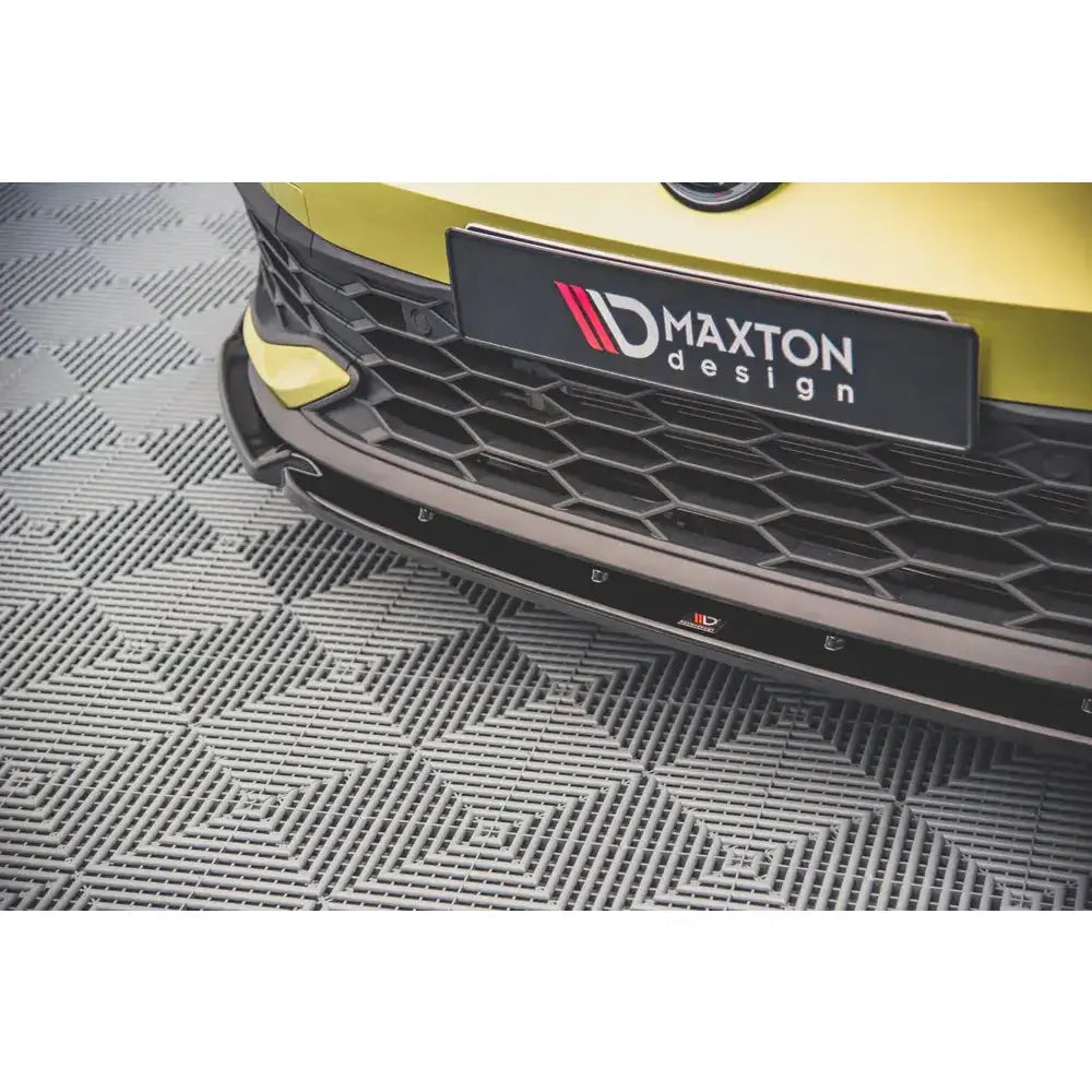 Spoiler på Volkswagen Golf 8 GTI Clubsport med sort frontsplitter og Maxton Design-logo.