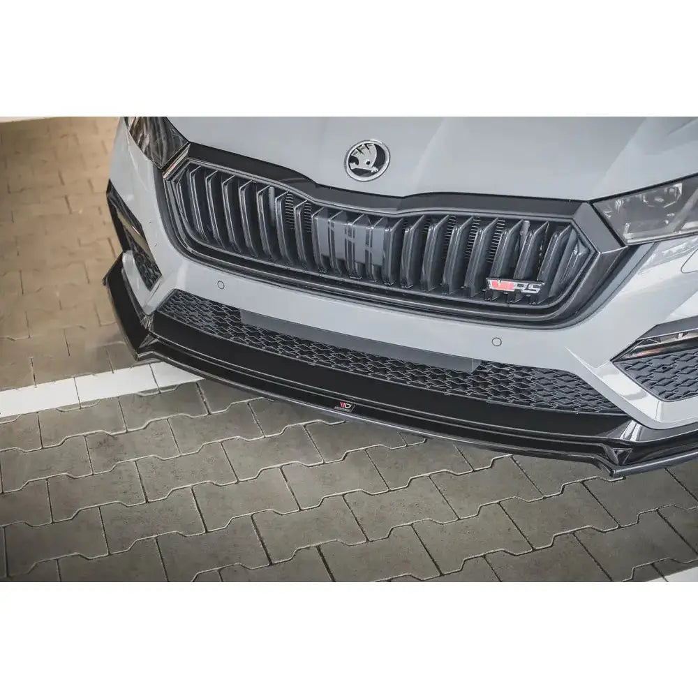 Frontleppe på Skoda Octavia RS Mk4 med sorte flaps, nærbilde av frontparti fra skrå vinkel.