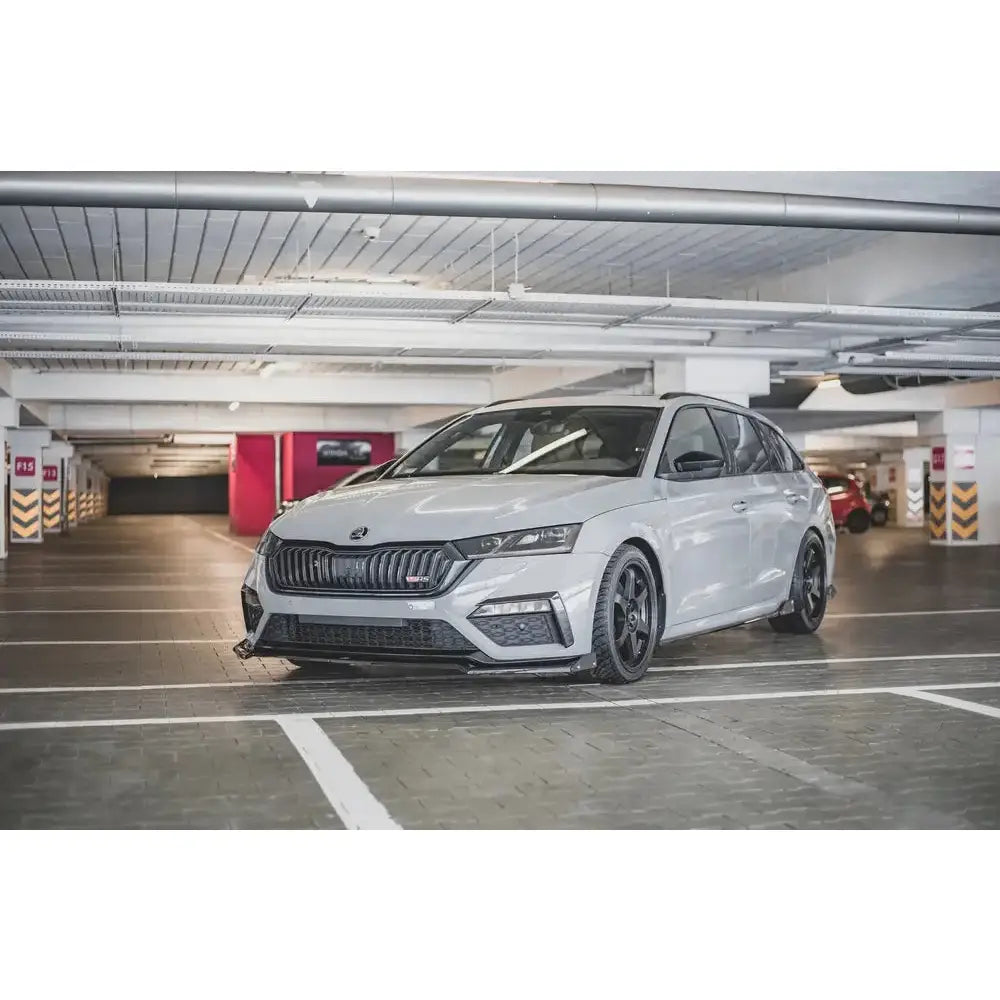 Spoiler til Skoda Octavia RS Mk4 sett forfra med sorte detaljer, fotografert i industrielt parkeringshus.
