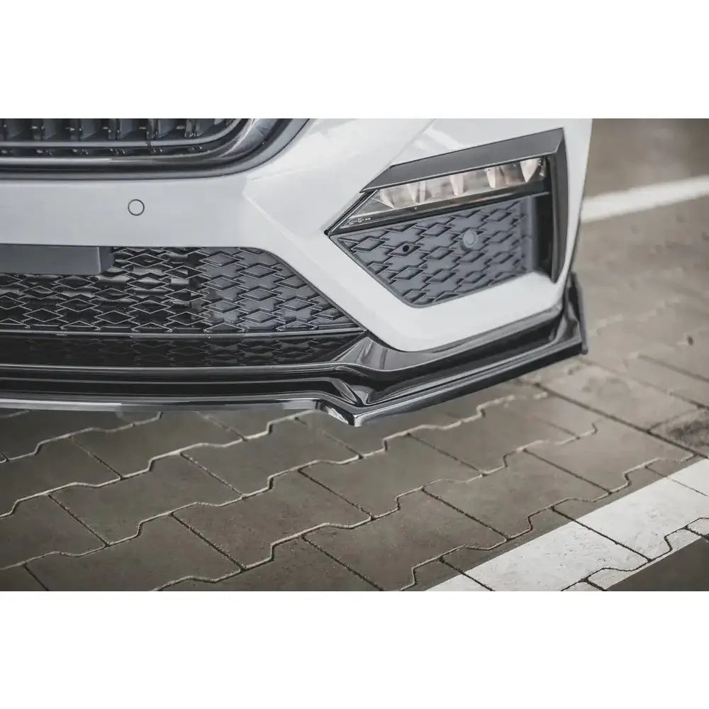 Front splitter til Skoda Octavia RS Mk4 i sort glanset plast montert på hvit bil, lav vinkel foran.
