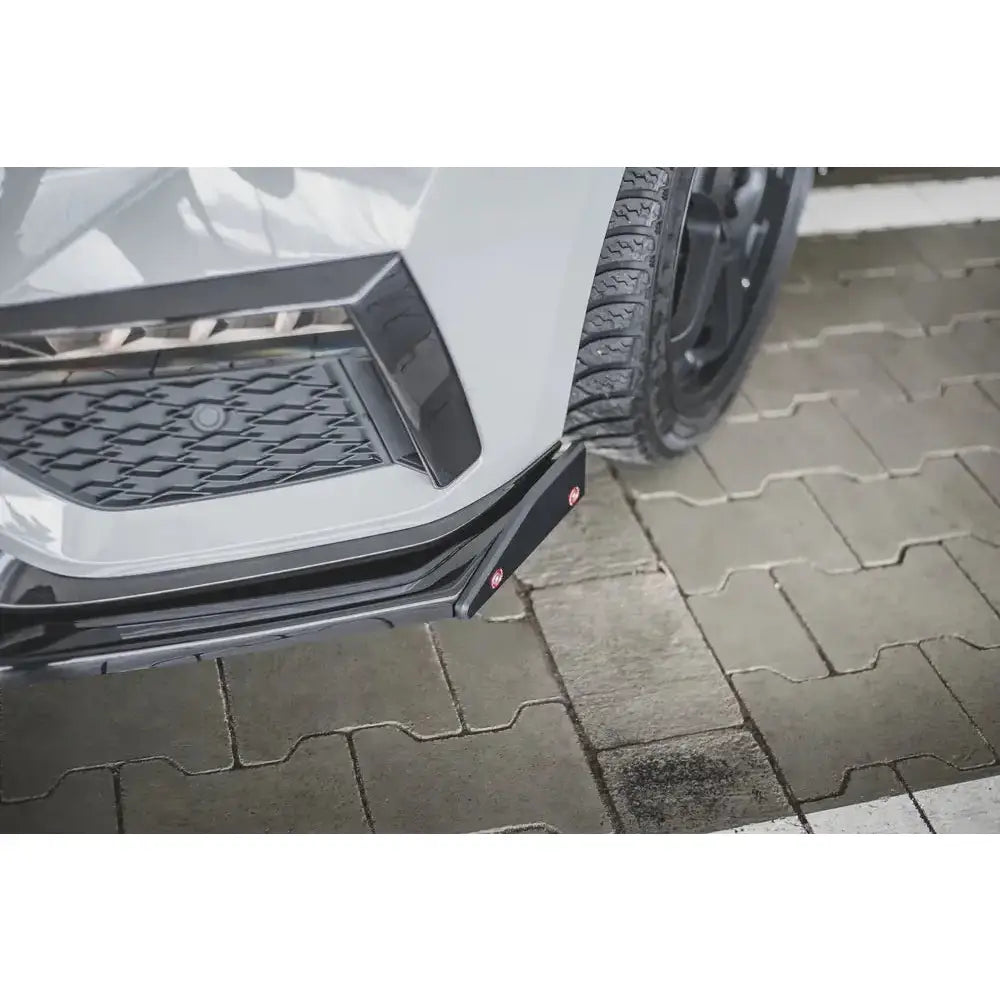 Front lip på Skoda Octavia RS Mk4 med sorte flaps og hjørneforsterkning mot asfalt.