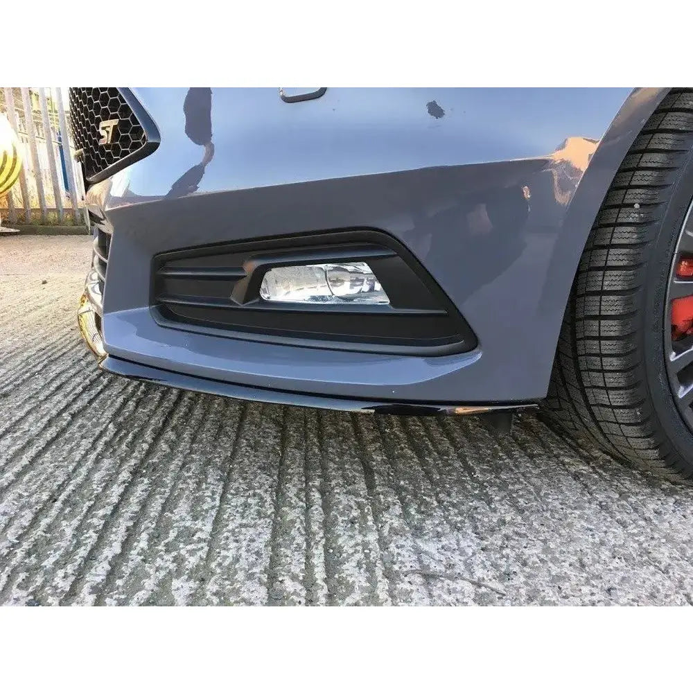 Spoiler på Ford Focus ST Mk3 Cupra Facelift, nærbilde av nedre front med tåkelys og felgdetaljer.