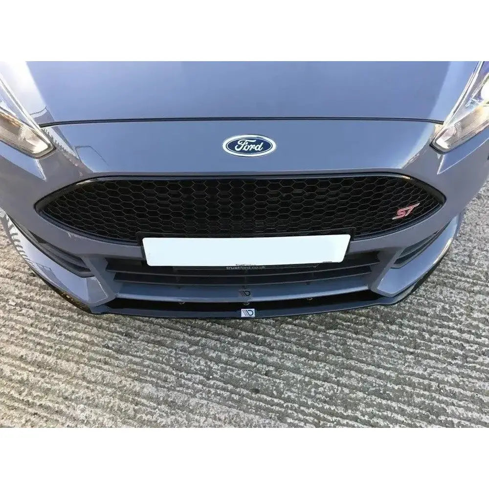 Front splitter på Ford Focus ST Mk3 viser sort bikakegrill, ST-emblem og lav frontsplitter i sort plast.