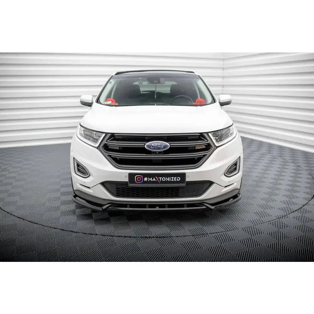 Frontleppe på Ford Edge Sport Mk2 hvit bil med svarte detaljer, sett forfra i lyst innemiljø.