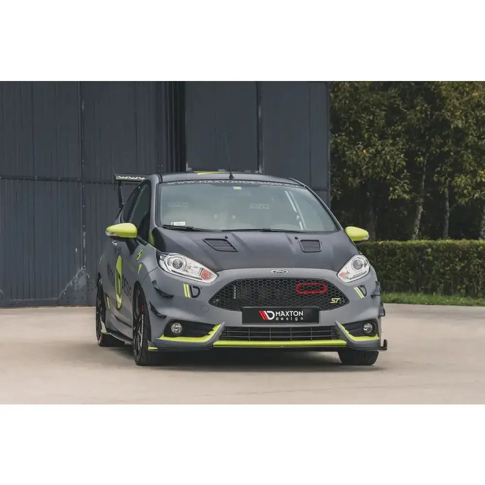 Frontleppe på Ford Fiesta 7 ST Facelift med svarte og neongule detaljer, store luftinntak og hekkspoiler.