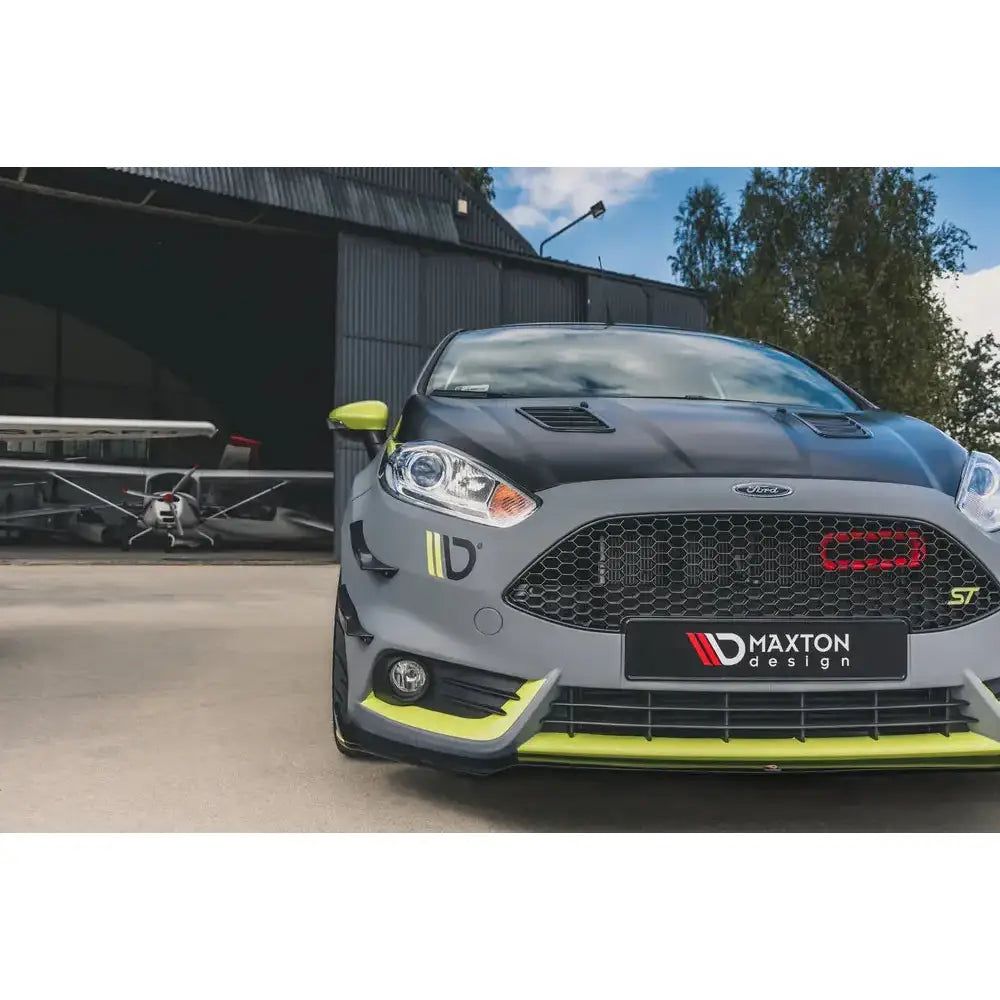 Front splitter for Ford Fiesta 7 ST Facelift med grå og svarte detaljer, gulgrønt innslag og synlig grill.