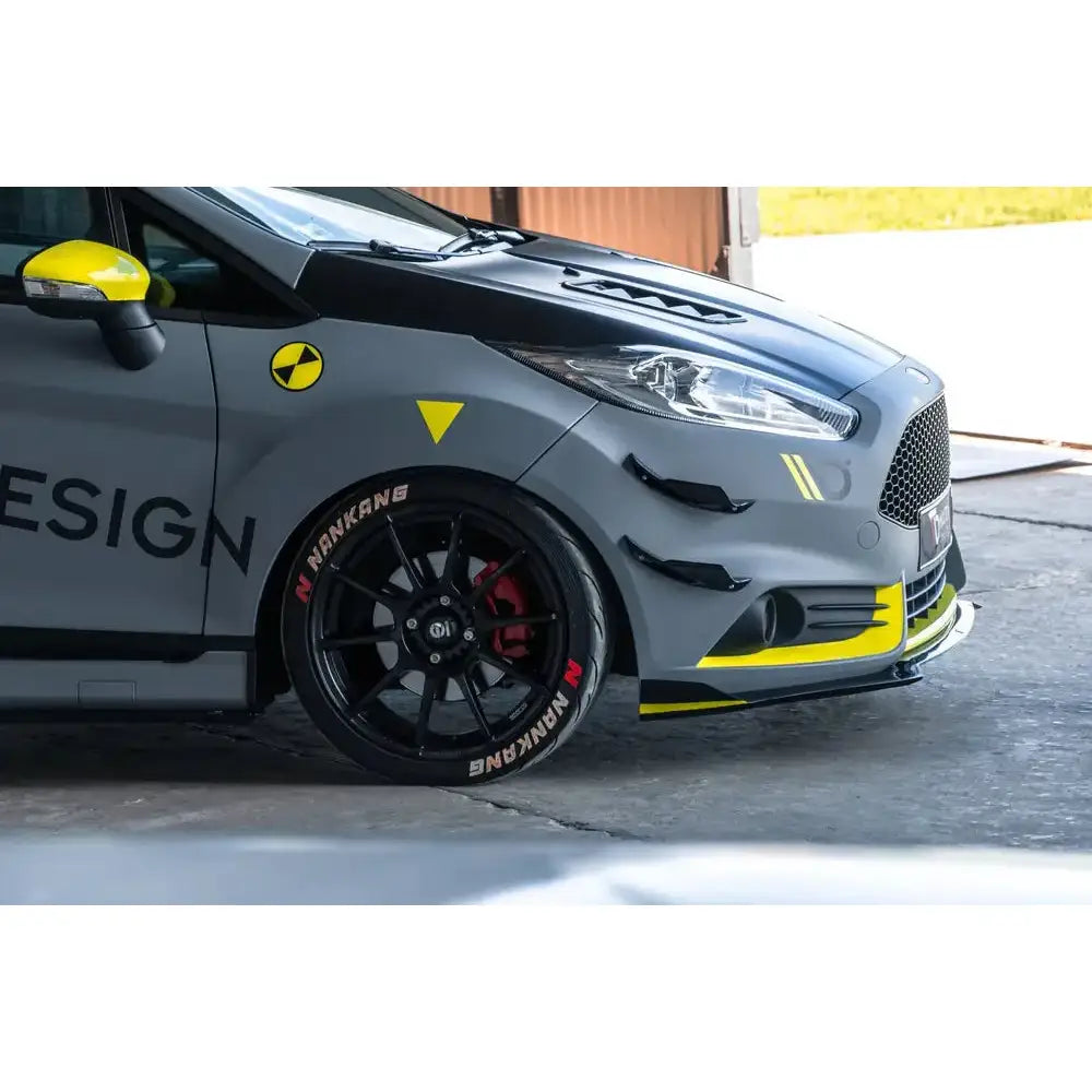 Frontspoiler Ford Fiesta 7 ST Facelift med svarte og gule detaljer, svarte felger og røde bremsekalipere.