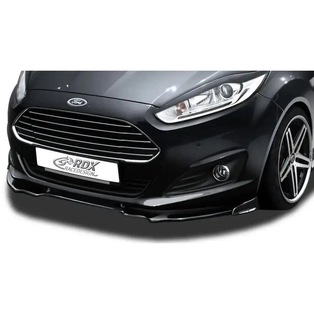 Frontspoiler på Ford Fiesta MK7 12-17, blank svart modell montert under støtfanger, sett skrått forfra.