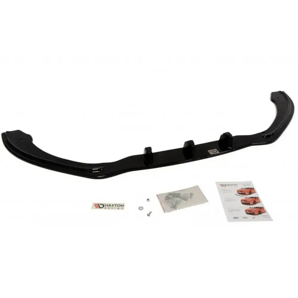 Frontleppe til Ford Fiesta Mk7 sett ovenfra med monteringsskruer, instruksjonshefte og merke.