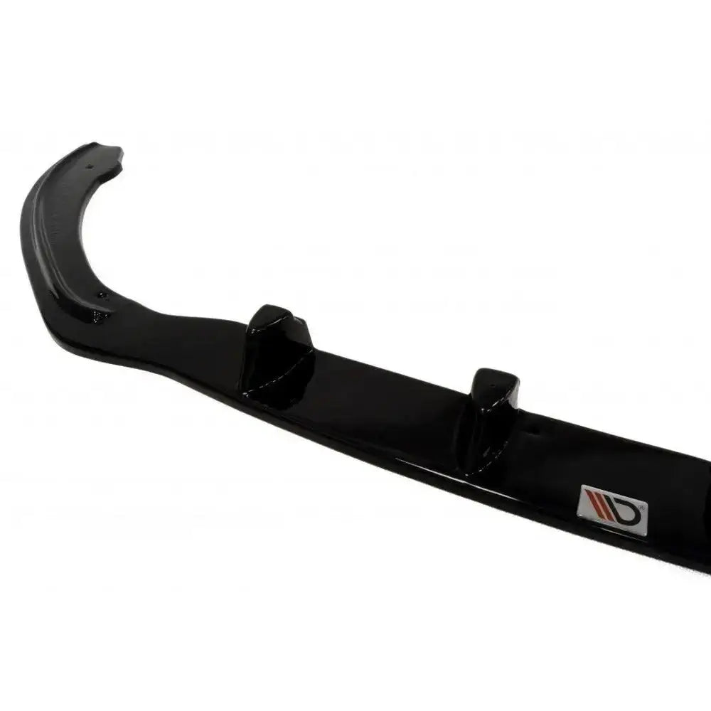 Spoiler til Ford Fiesta Mk7 St-Line, sort glanset plast med tre finner og logo, sett fra skrå vinkel.