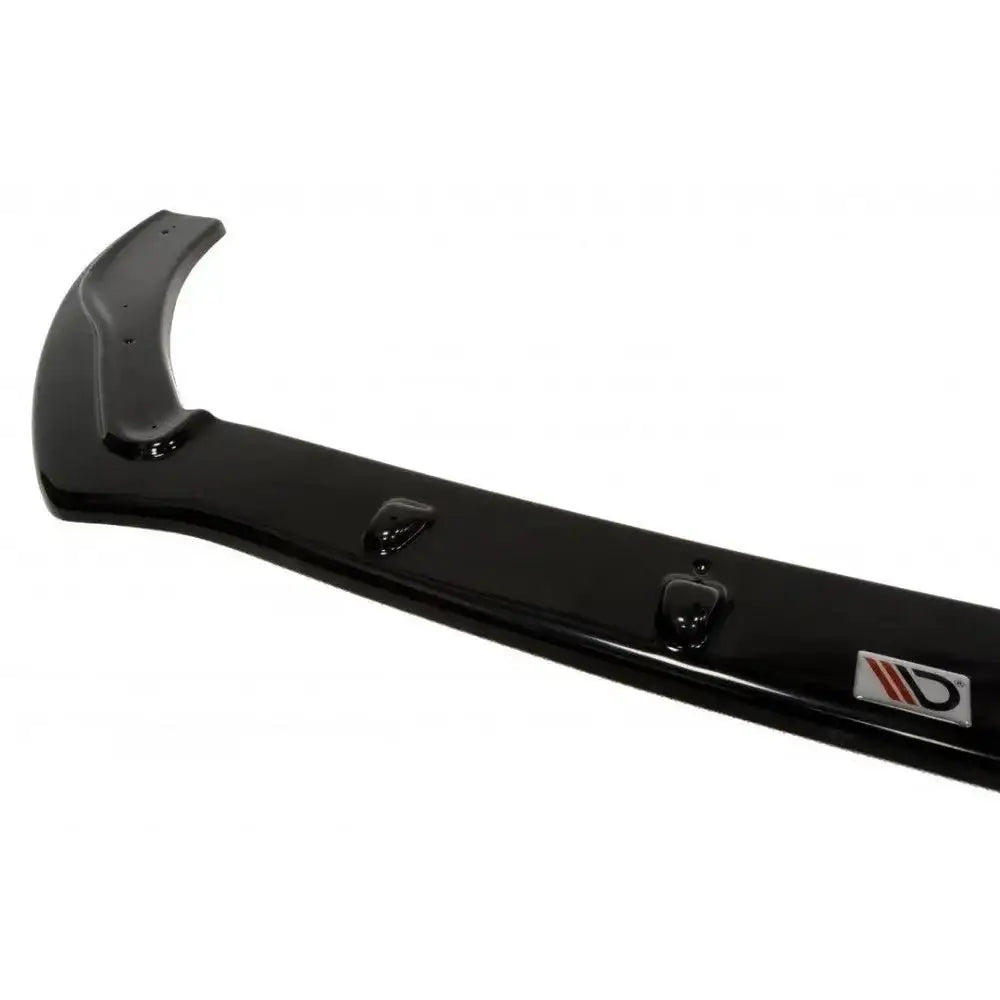 Spoiler til Ford Fiesta Mk7 St Line, sort og blank med monteringspunkter og logo, sett skrått ovenfra.