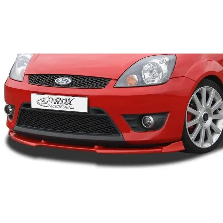 Frontspoiler til Ford Fiesta ST MK6 02-08 i rød farge, sett skrått forfra med sølvfelg og sporty detaljer.