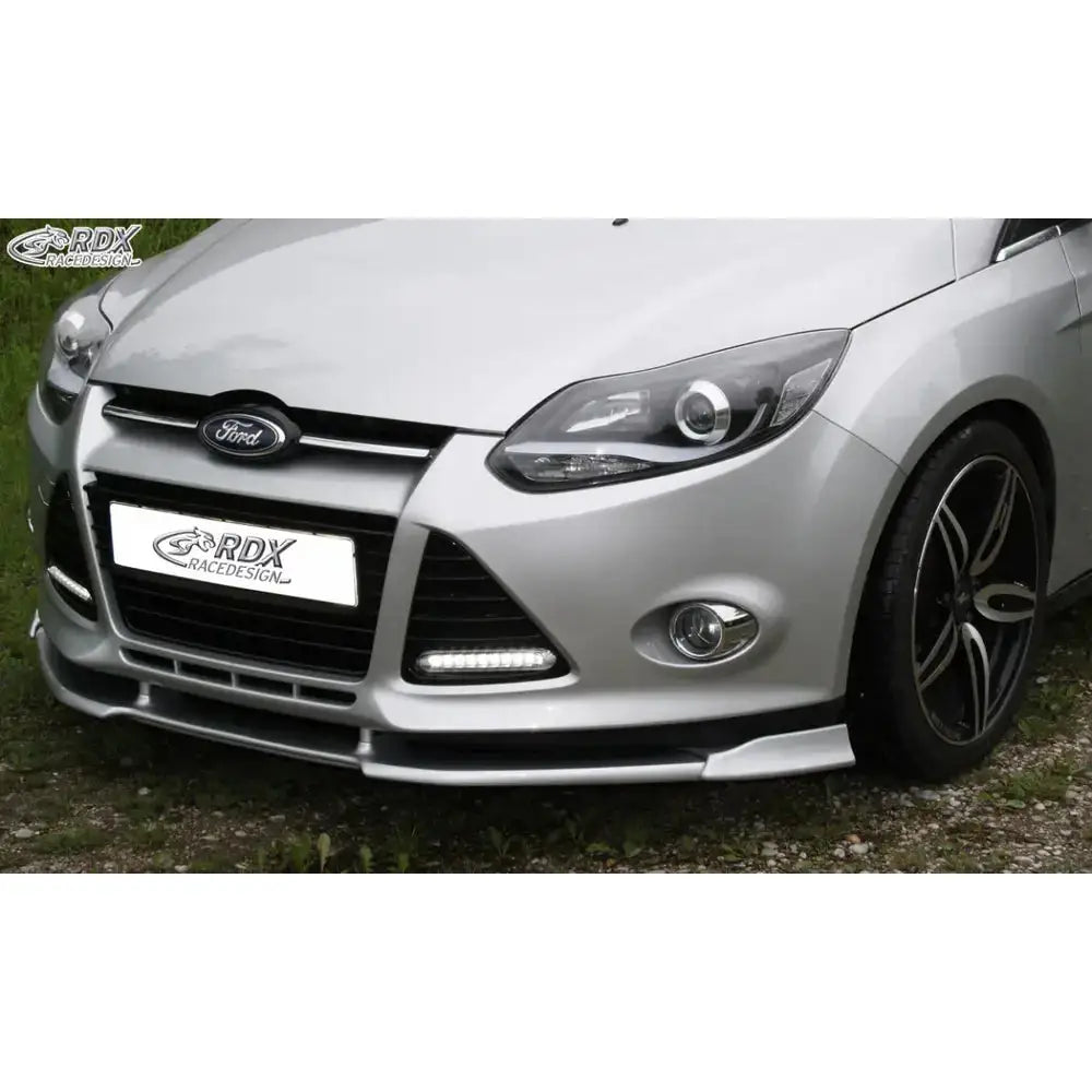 Front lip til Ford Focus 3 11-18 Vario X, nærbilde med LED-lys og sporty sorte felger.