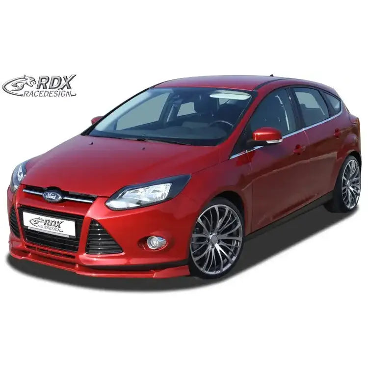 Spoiler til Ford Focus 3 Vario X, rød bil sett skrått forfra med sølvfelger og sportslig støtfanger.