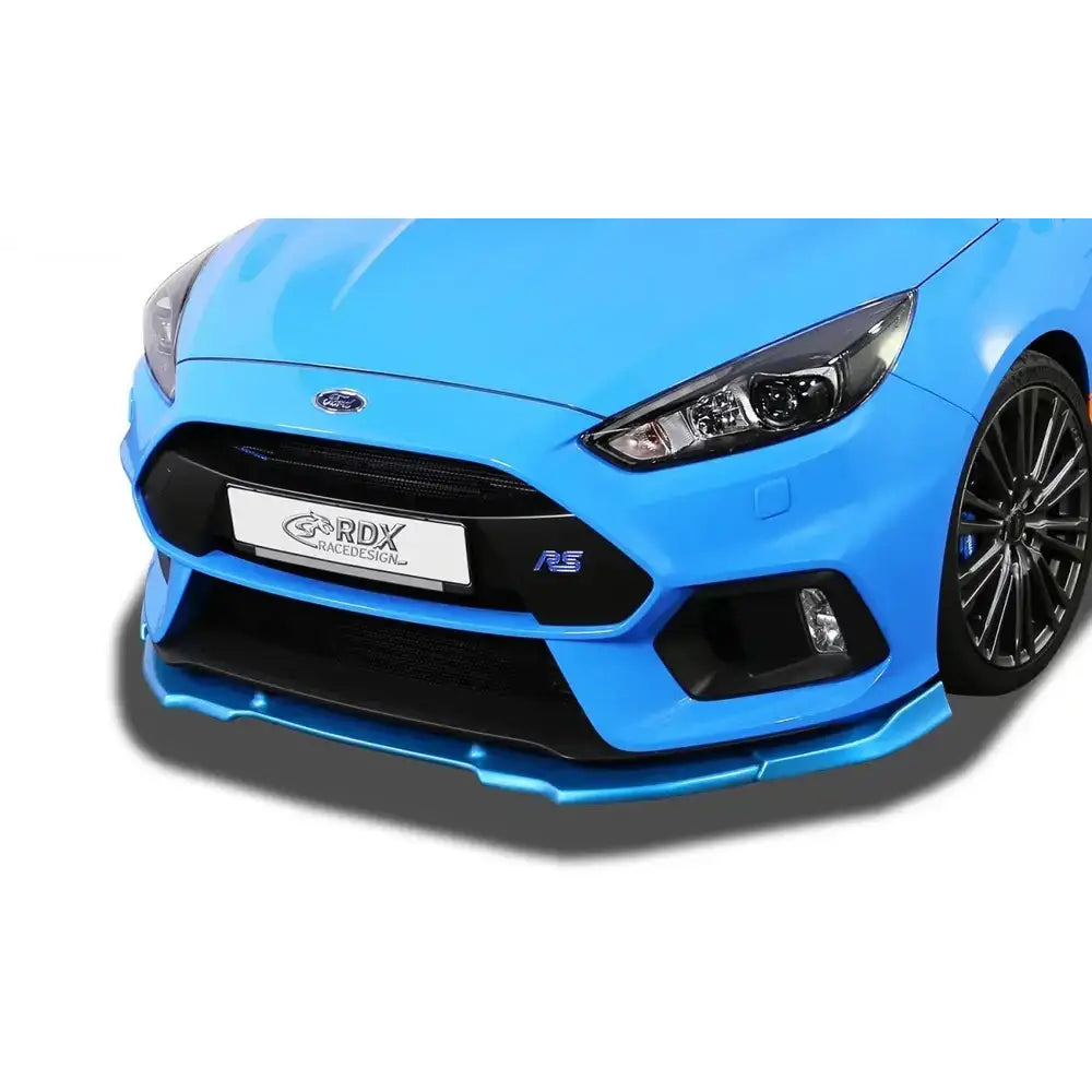 Frontspoiler til Ford Focus 3 RS 16- montert på lyseblå sportsbil med sorte detaljer, sett fra lav vinkel.