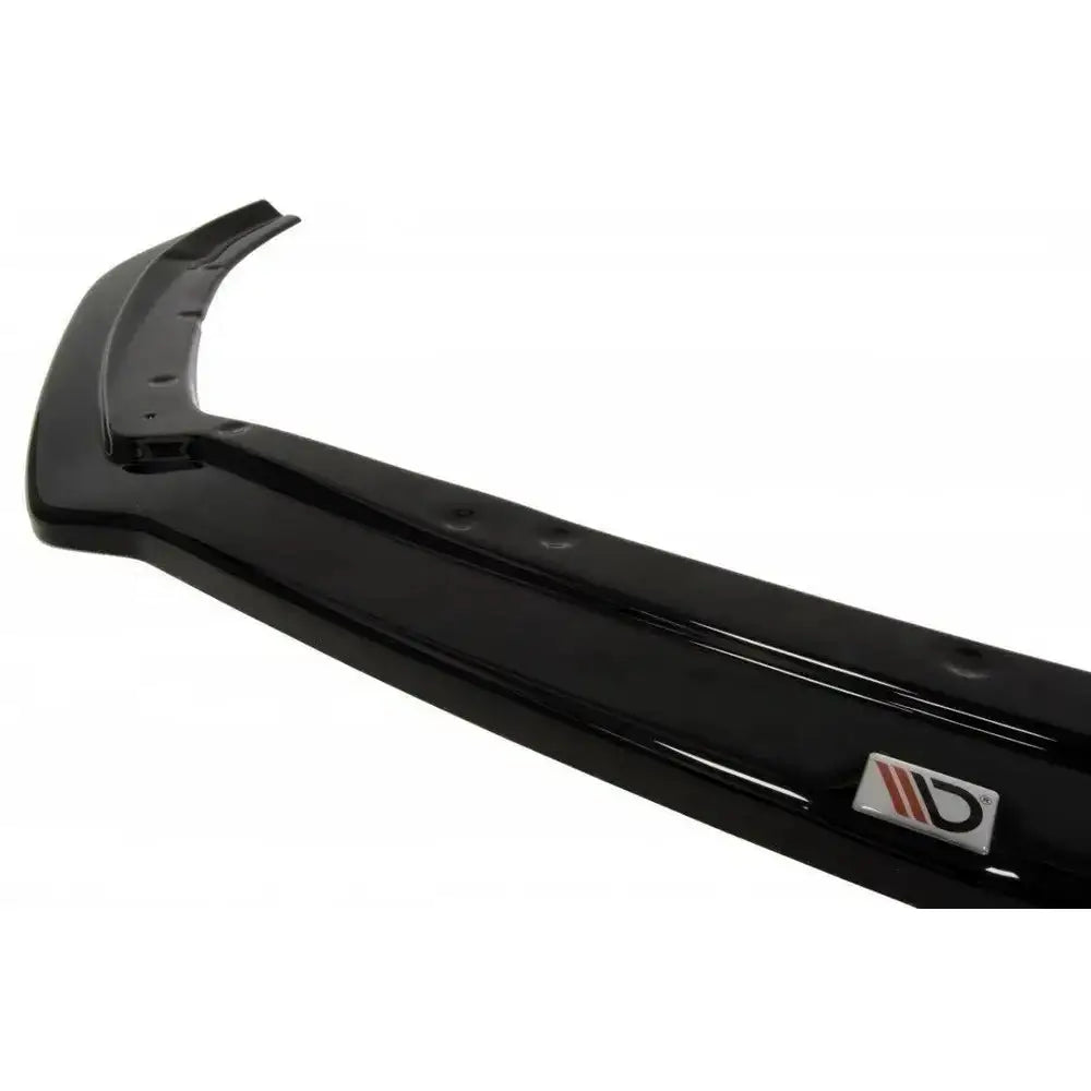 Frontspoiler til Ford Focus 3 RS V.4 i sort, blank plast sett fra skrå vinkel med logo-emblem.