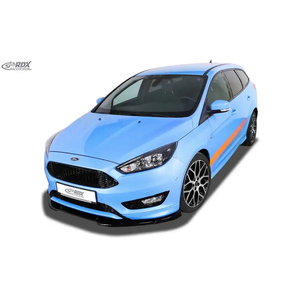 Spoiler på Ford Focus 3 ST-Line i lyseblå, sett skrått forfra med svart grill og oransje stripe.