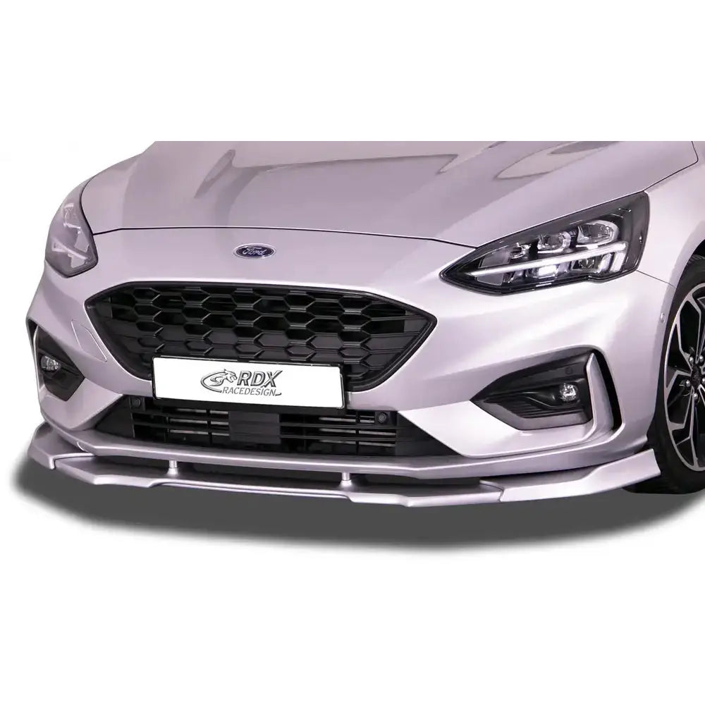 Frontspoiler til Ford Focus 4 ST/ST-Line Vario X, nærbilde av sølvfarget bil med sort grill.