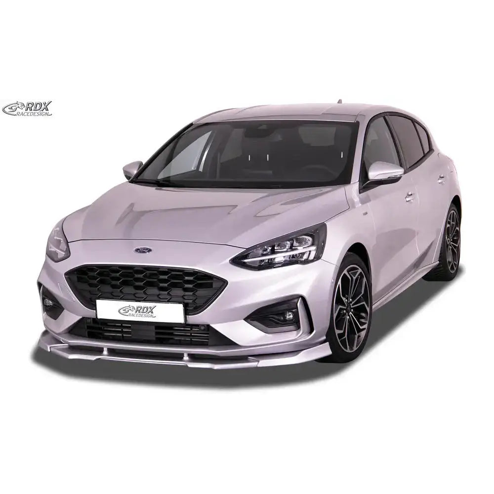 Frontleppe på Ford Focus 4 ST-Line Vario X, sett skrått forfra med sorte detaljer og aluminiumsfelger.