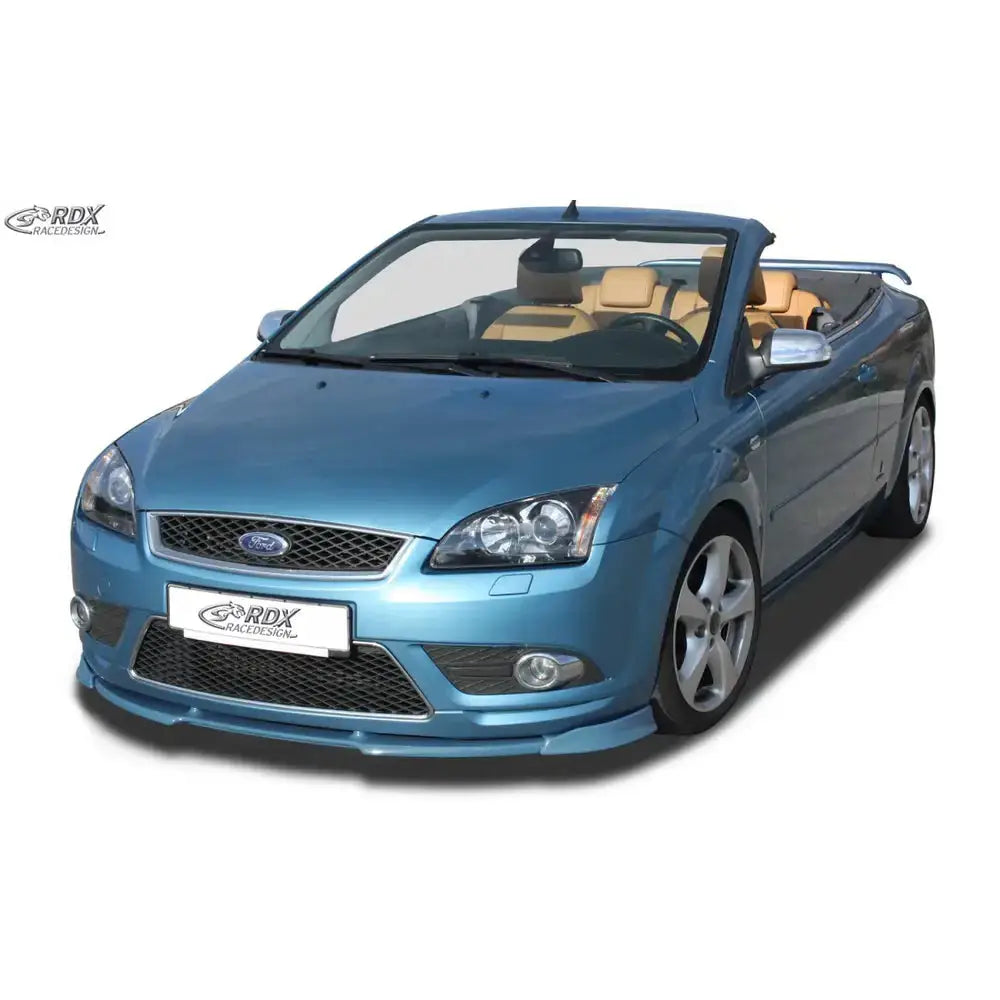 Frontleppe på lyseblå Ford Focus CC cabriolet med beige skinninteriør og fem-eikers felger.