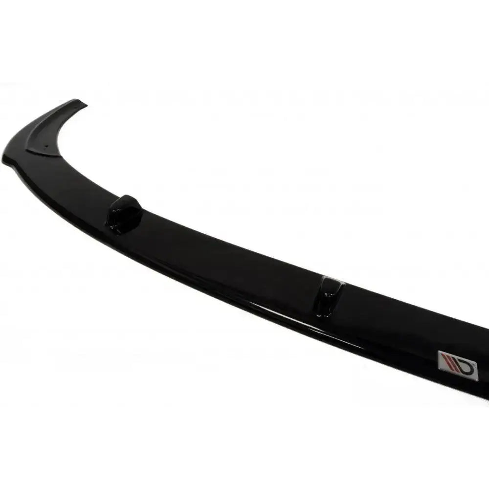 Front splitter for Ford Focus II St Facelift, sort buet plast med to forhøyninger og logo, sett skrått ovenfra.