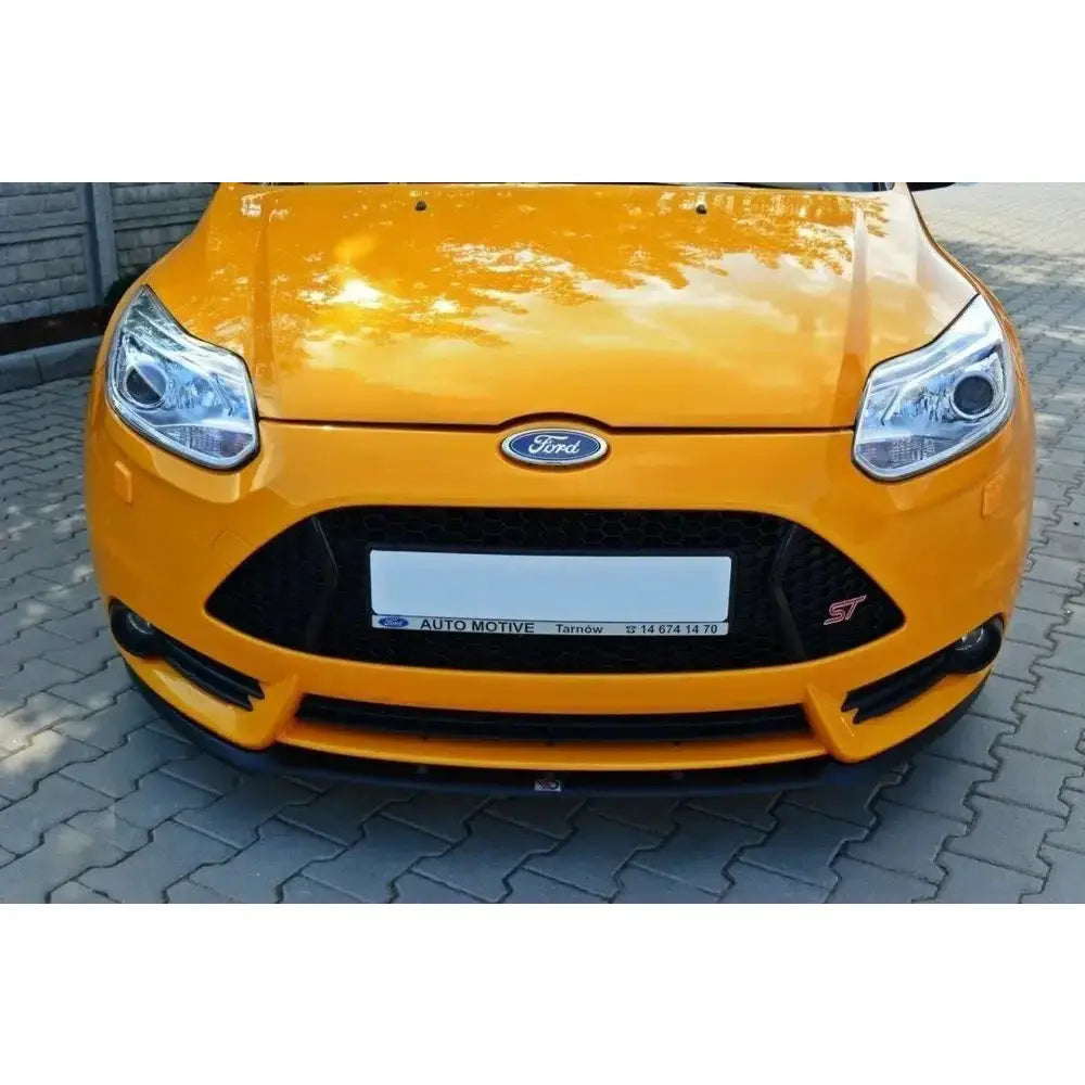Frontleppe på gul Ford Focus Mk3 ST Cupra med sort grill og synlig ST-emblem foran.