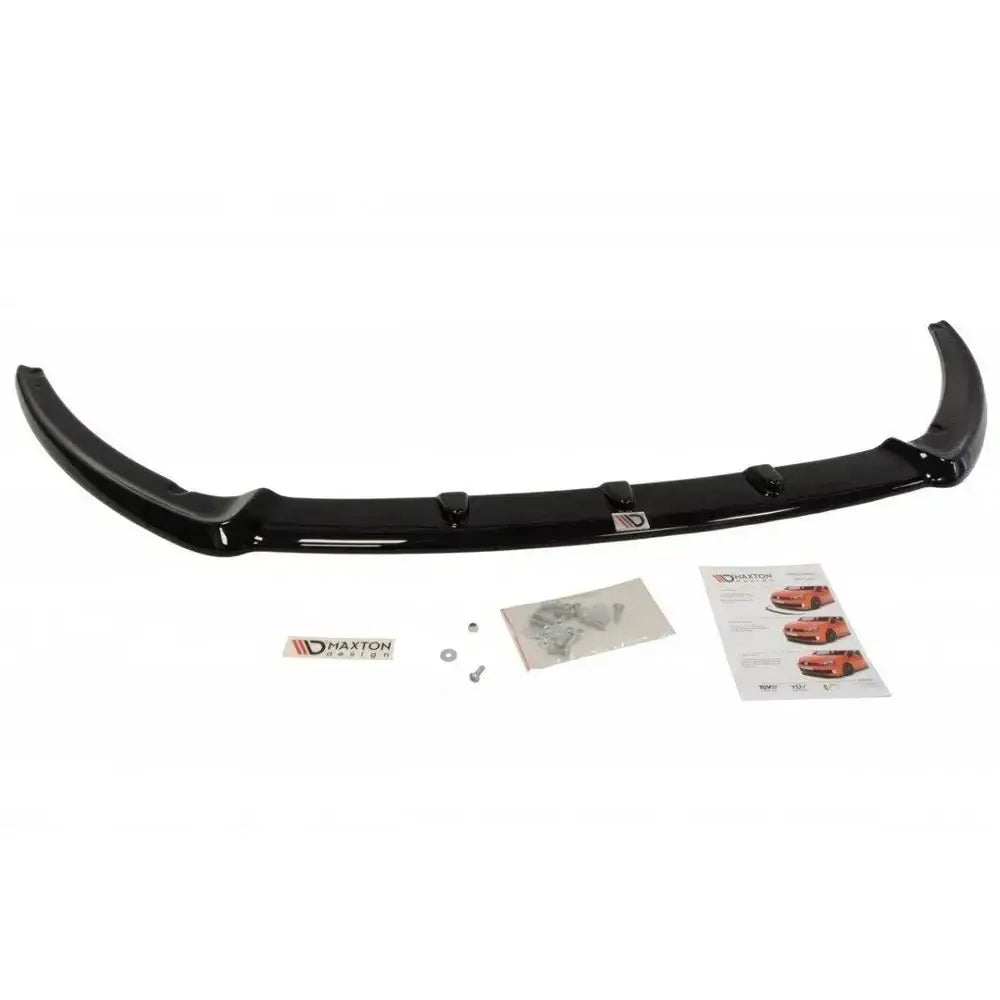 Frontspoiler Ford Focus Mk3 ST i blank sort plast med monteringsutstyr og logoetikett på hvit bakgrunn.