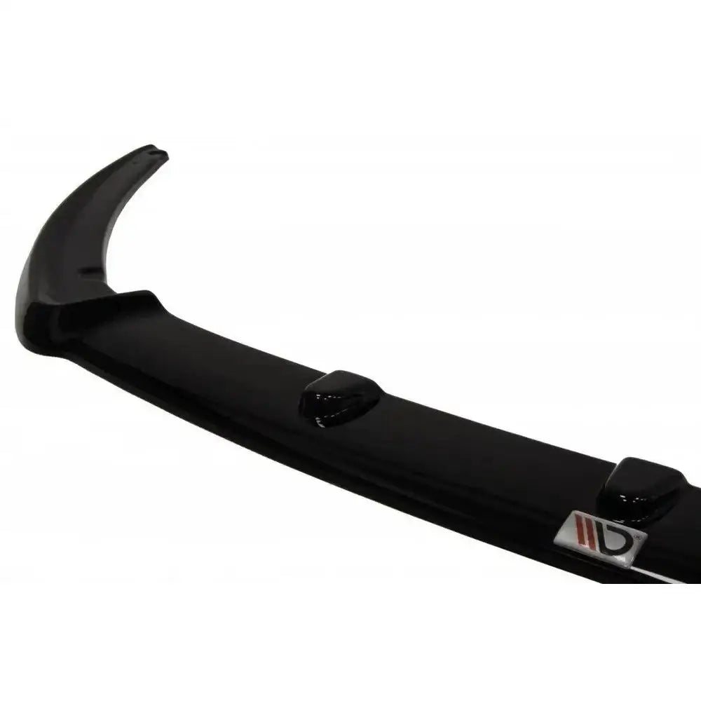 Frontleppe til Ford Focus Mk3 ST Cupra, sort og blank, nærbilde med metall-logo og opphøyde detaljer.