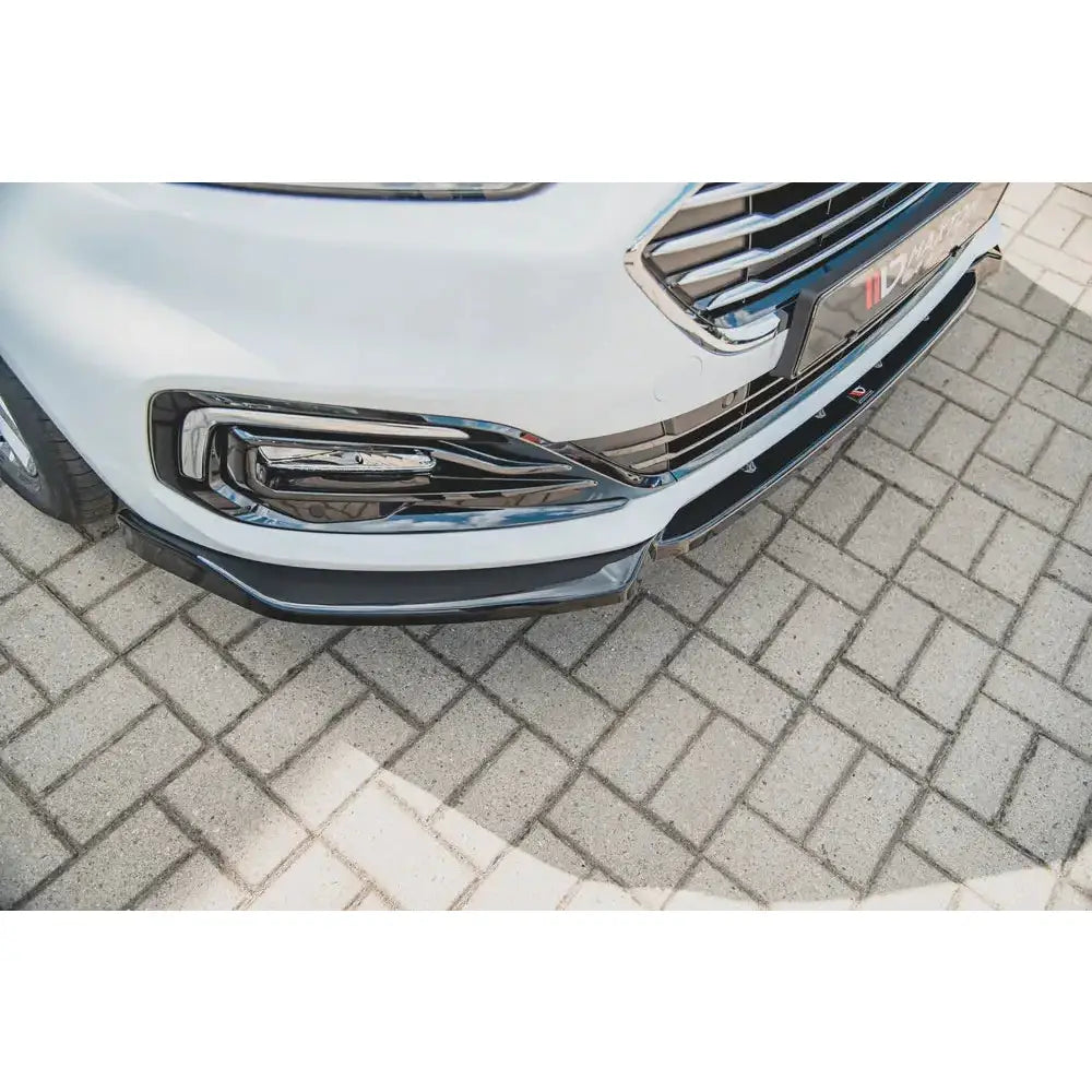 Front splitter for Ford Mondeo MK5 Facelift med krom grill og svarte detaljer sett fra skrå vinkel.